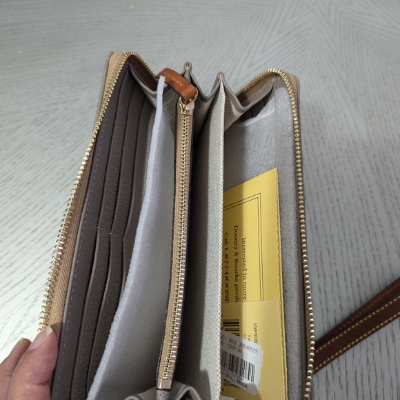 DOONEY AND BOURKE LARGE WALLET - Picture 6 of 11